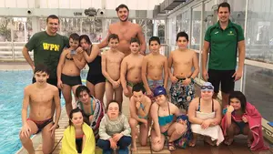 El waterpolista navarro Alberto Munárriz inaugura el campus navideño 'Todos al agua' en Pamplona