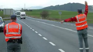 Viaje en el coche del delito: les paran en Cadreita y observan que los tres ocupantes han cometido distintas fechorías