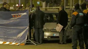 Un hombre muere y dos personas resultan heridas en un tiroteo en Barcelona y el autor de los disparos huye en un coche