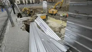 Socavón en el centro de Pamplona: un hundimiento en la calle Amaya obliga a cortar un carril y la acera