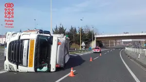 Herido leve un camionero al volcar con su vehículo en la Autovía del Norte, a la altura de Alsasua