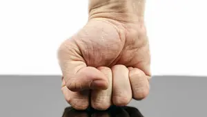 A patadas y golpes: un tudelano de 24 años rompe la nariz a otro hombre que intentó mediar cuando discutía con su pareja