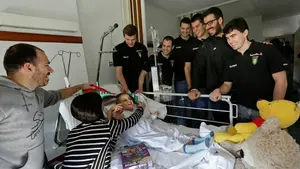La primera alegría del año: los jugadores del Helvetia visitan a los niños ingresados en el Complejo Hospitalario