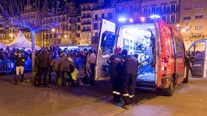 Susto en el festival de los Reyes Magos de Pamplona: una jinete queda inconsciente tras caer de su caballo y retrasa el inicio