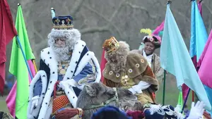 Las puertas de Pamplona se abren para recibir a los Reyes Magos de Oriente y su séquito 