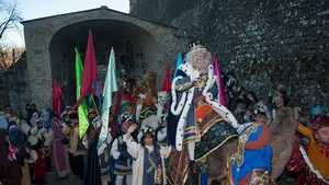 ¡Ya están aquí! Los pamploneses dan una calurosa bienvenida a los Reyes en el Portal de Francia