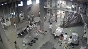 Puñaladas y patadas en la brutal pelea que se ha desatado en una cárcel de máxima seguridad en Estados Unidos