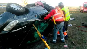 Grave vuelco en Cascante: un matrimonio y su hija resultan heridos tras volcar su coche en la autopista