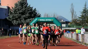 Burlada se echa a la calle en una fr&iacute;a ma&ntilde;ana para la nueva edici&oacute;n del Cross corto de Burlada