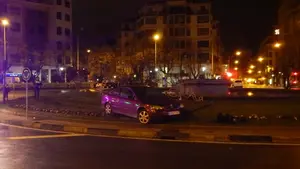 Aparcamiento forzoso: 'se come' un semáforo y termina en la rotonda de Príncipe de Viana por conducir borracho