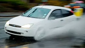 El gran peligro del invierno y la lluvia, el 'aquaplanin': descubre cómo evitarlo y qué hacer con el vehículo si ocurre
