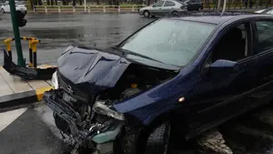 Toque de atención policial: un espectacular choque entre dos vehículos en el centro de Pamplona causa importantes daños