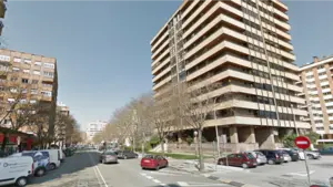 Se les va de las manos: una fiesta de 22 jóvenes acaba en denuncia por arrojar vasos de cristal desde un 6º piso de Iturrama