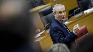 A Aranburu le 'bailan' las cuentas e ignora los millones que se deben al Estado para que Navarra cumpla el déficit pactado