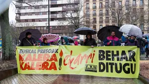 LAB entrelaza una cadena humana en Pamplona para defender a los presos "políticos" vascos