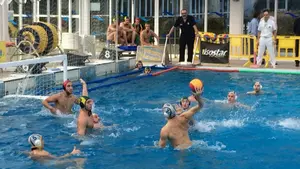 Otra decepción: nueva derrota del Waterpolo Navarra en su visita a la piscina del Real Canoe madrileño