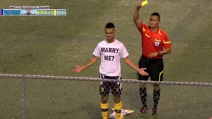 Interrumpe el partido para pedir matrimonio a su novia y se lleva la tarjeta amarilla del árbitro