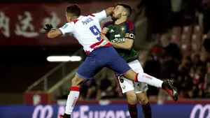 Tablas en la batalla por eludir el farolillo rojo: las mejores imágenes del Granada - Osasuna