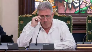 La oposición pone a Asirón contra las cuerdas y le acusa de retirar las porras a la policía sin informes y dejándola indefensa