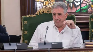 Asirón manda callar con malas formas a una concejal: "Estoy en el uso de la palabra, tú no. Que no te enteras"