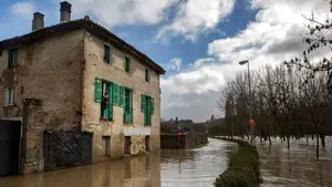 Con el agua en el portal: zonas de Burlada y Villava se anegan por la crecida de las aguas del Arga a su paso por la Cuenca