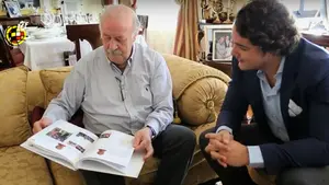 Vicente Del Bosque recibe un libro que reúne todos los tweets de agradecimiento tras su retirada como entrenador