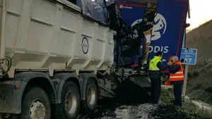 Las imágenes del accidente entre dos camiones en la A-15, en Zizur, con un conductor herido