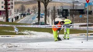 Precaución: una enorme placa de hielo creada en Pamplona obliga a cerrar al tráfico una rotonda y una de sus calles