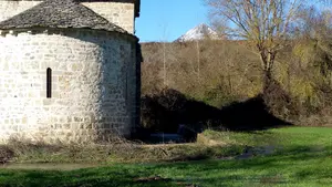 Alertan del deterioro y serio riesgo para el Monasterio de Yarte, del siglo XI, por una cascada de agua que causa una escombrera