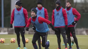 Los jugadores de Osasuna se entrenan sobre hierba artificial en Tajonar debido a las bajas temperaturas