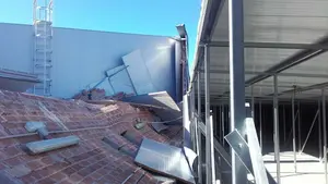 Susto en el Palacio de Justicia de Tudela: se derrumba parte del cerramiento de la cubierta que deja sin climatización al edificio