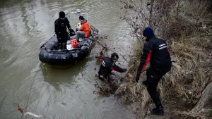 Una embarcación con seis bomberos y efectivos de rescate reanuda en el Arga la búsqueda de la mujer asesinada en Burlada