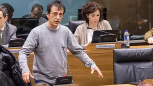 Un parlamentario de Podemos en Navarra: "Mi mujer quiere comprar una turmix y una máquina para barrer"