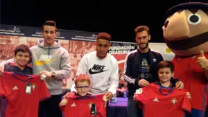 Los jugadores rojillos Torres, Berenguer y Otegui visitaron a los alumnos de la escuela de fútbol de Lodosa
