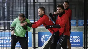 La plantilla de Osasuna cambia de escenario y se entrena en el Navarra Padel, antes de recibir al Sevilla