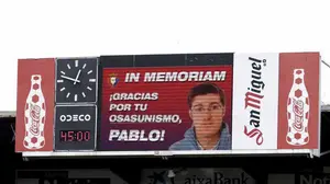 La afición rojilla recuerda al osasunista Pablo Erroz en un emotivo homenaje durante el descanso