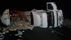 Aparatoso accidente en Sunbilla: un camión recorre 300 metros dando bandazos antes de volcar sobre un puente en el río Bidasoa