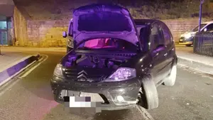 Siniestro nocturno a los pies de la muralla: un pretil de piedra frena a un conductor borracho en la Cuesta de Santo Domingo