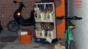 Pillan a diez jóvenes, siete menores, ocupando ilegalmente una bajera de Buztintxuri donde guardaban objetos robados