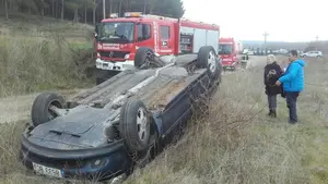 Dos mujeres heridas al volcar con su coche y quedar atrapadas por los cinturones de seguridad en Sartaguda