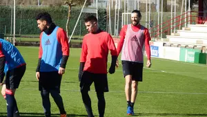 El defensa Nicola Vujadinovic se entrena con sus nuevos compañeros por primera vez en Tajonar