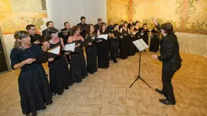 La Coral de Cámara de Navarra distingue al padre Luis Elizalde Ochoa como su segundo Socio de Honor