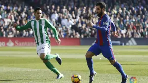Un gol de Luis Suarez evita la derrota del Barcelona, que deja escapar el liderato de forma provisional