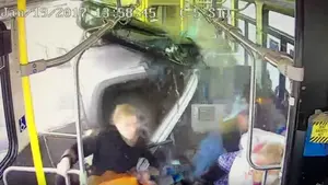 Hasta tres c&aacute;maras graban c&oacute;mo un todoterreno se empotra contra un autob&uacute;s urbano lleno de pasajeros