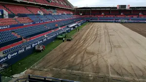 Osasuna inicia el cambio del césped de El Sadar, que se estrenará con la visita del Real Madrid