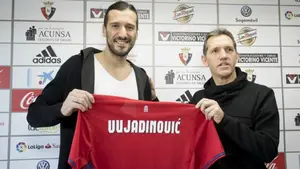 Se cumple el deseo de Vujadinovic y llega sonriente a Osasuna: "Estoy muy contento de estar aquí, en mi casa"