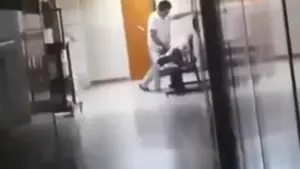 Las indignantes imágenes de un médico abusando sexualmente de una mujer dormida en el hospital
