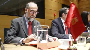 Más dimisiones e inseguridad para la sanidad navarra: acusan al consejero Domínguez de dirigir a "golpe de improvisación"