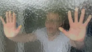 Absuelto un padre acusado de intentar lanzar a su hijo por la ventana al no descartarse que lo estuviera abrazando