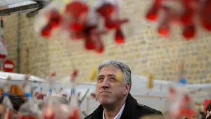 Asirón evita de nuevo acudir a la procesión de San Blas, pero pasea a su partido entre los pirulíes